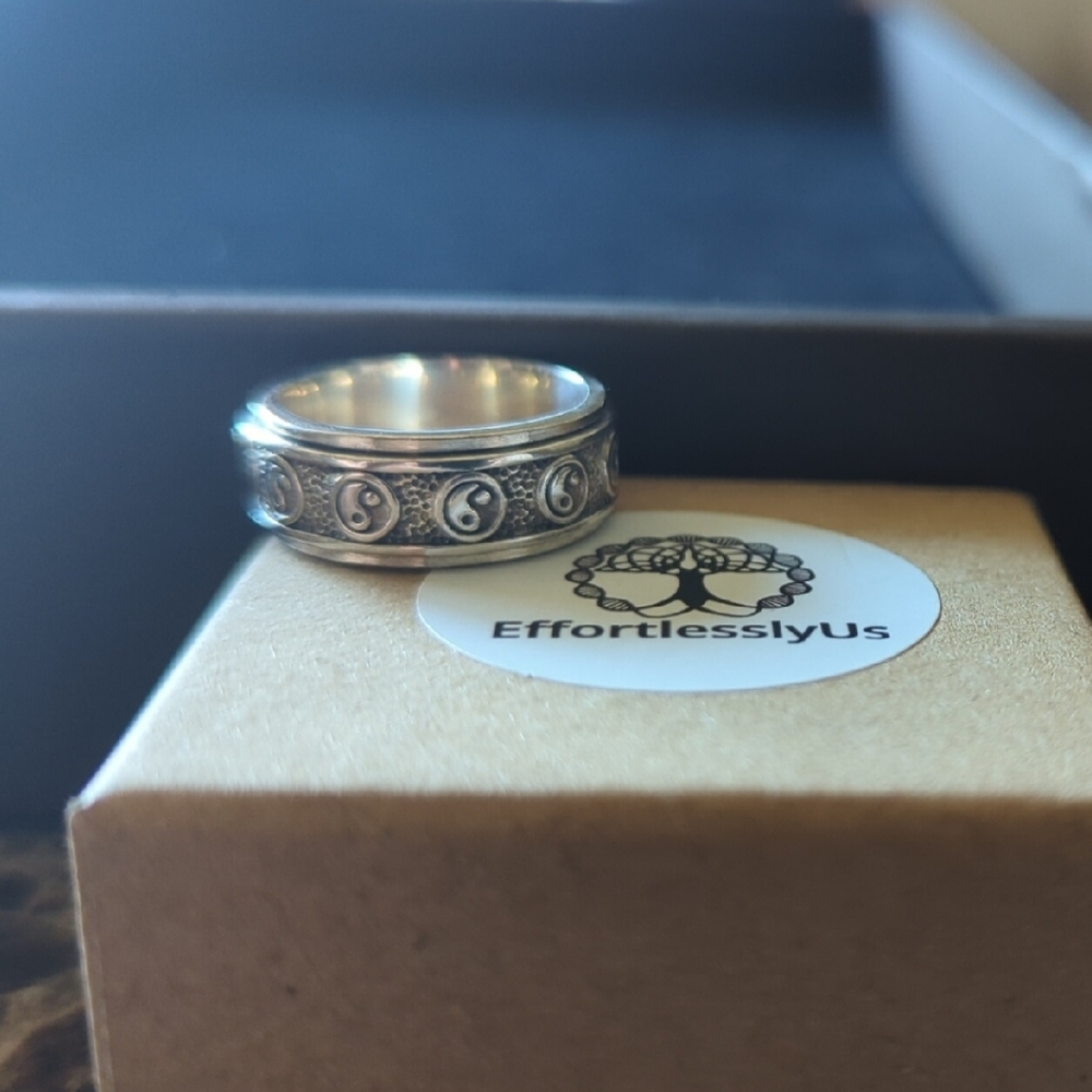Intricate Silver Jewelry Ring with Ornate Detailing
